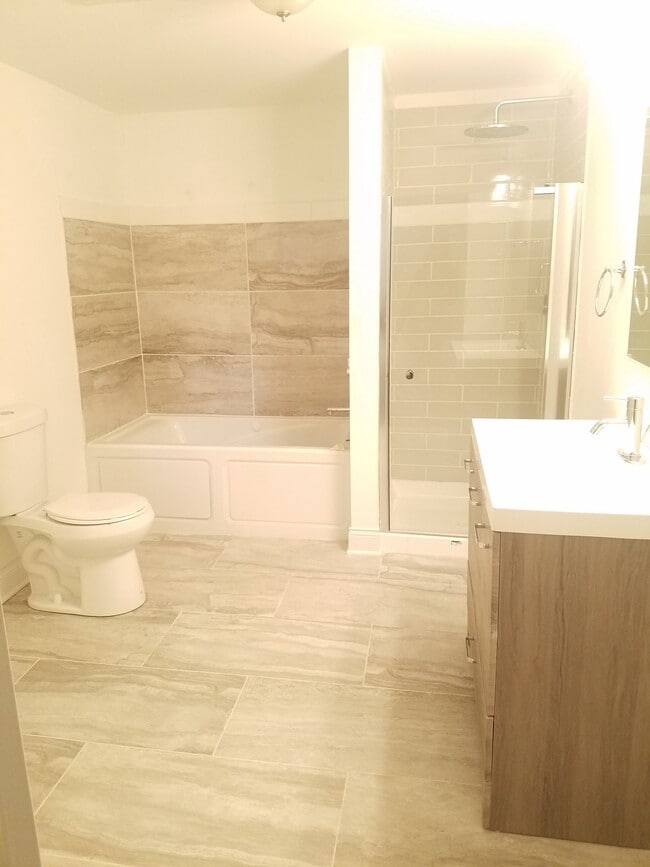 Master Bathroom - 4518 S King Dr