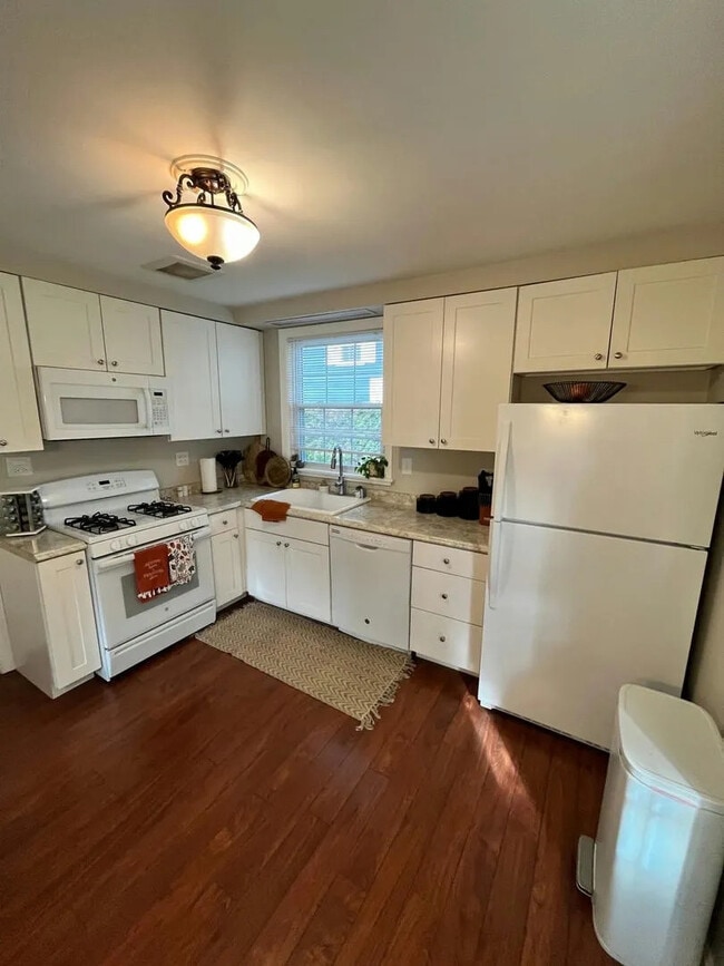 Building Photo - 203 E Oak Ave