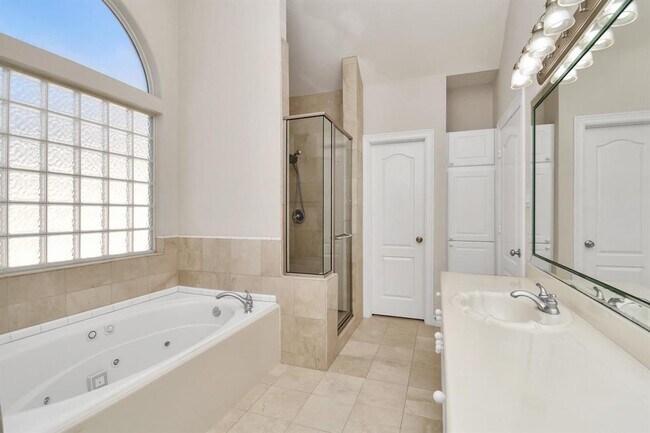 Building Photo - 833 Rosine St