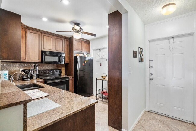 Building Photo - 609 NE 14th Ave