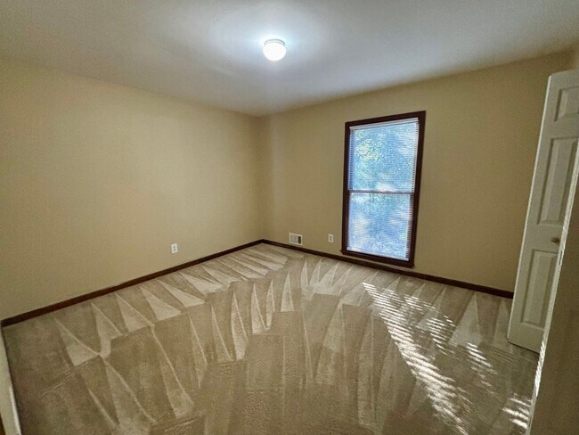 Building Photo - 2021 N Oak Dr