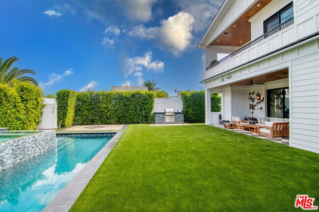 Building Photo - 418 N Poinsettia Pl