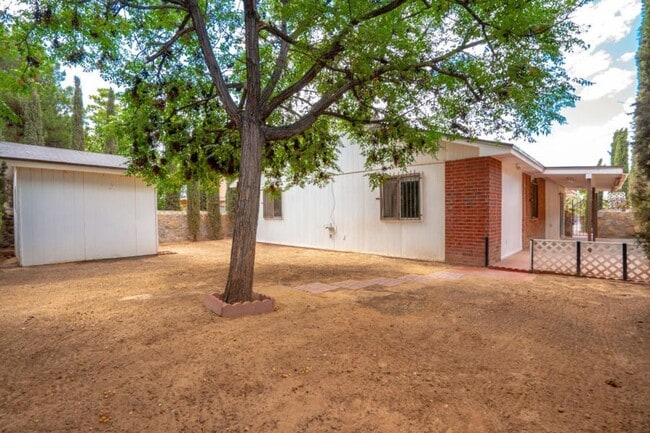 Building Photo - Adorable 4 bedroom, 2 bath in East El Paso!