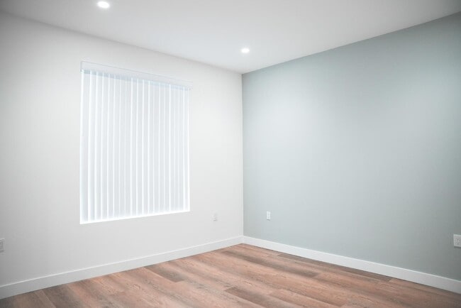 Building Photo - 8940 Reseda Blvd