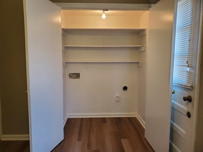 Building Photo - 2 Bedroom, 1.5 Baths Townhome in Candlewood Community.