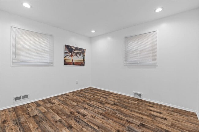 Building Photo - 271 Crockett Dr