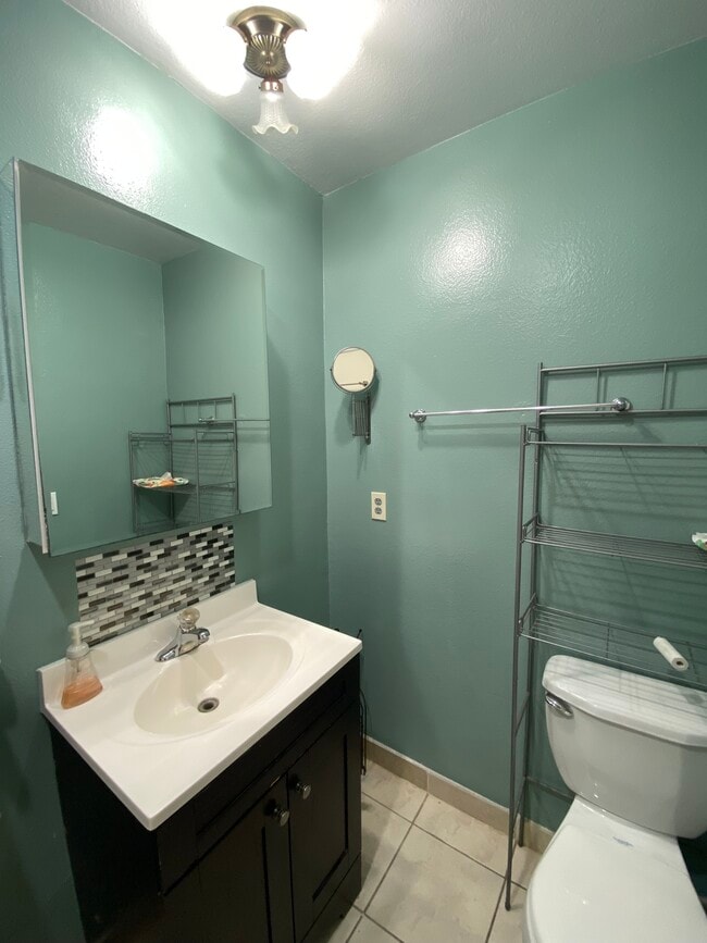 Building Photo - 3030 Valle Vista Dr