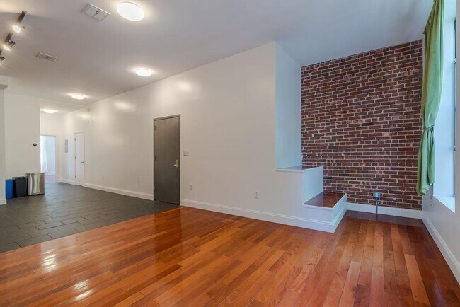 Building Photo - 604 1/2 Grove St