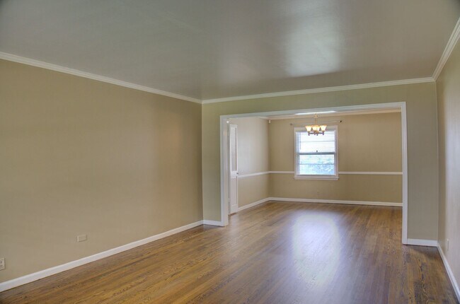 Building Photo - Well Maintained Midtown Home