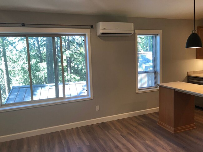 Building Photo - 2 bedroom 1 1/2 bath apartment in Thurston...