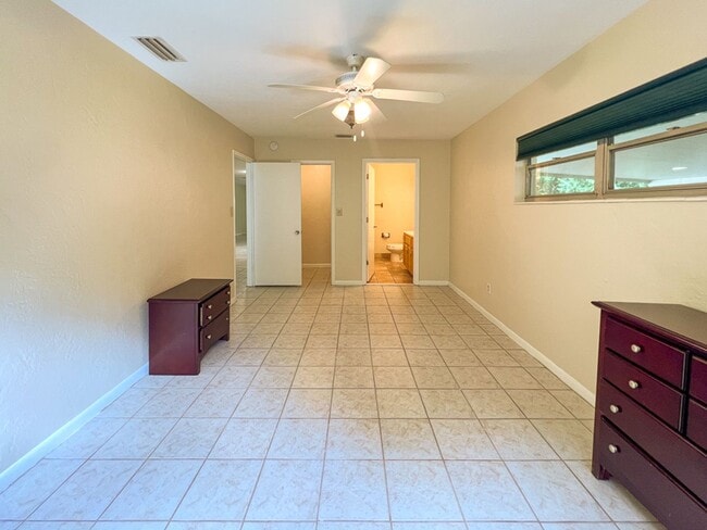 Building Photo - 4BR/3BA with Detached Garage Conversion Available Mid August! *Application Approved*