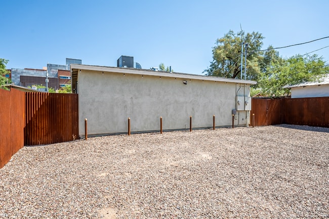 Building Photo - 836 E 6th St