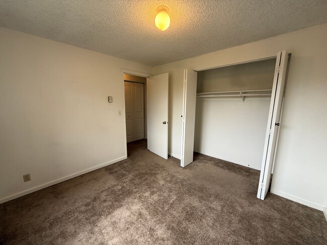 Building Photo - NE Bend 2bed/1.5bath Townhome Near St Charles with Garage