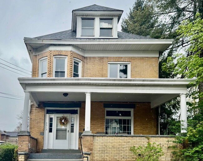 Primary Photo - Newly renovated spacious 4 bedroom home in...