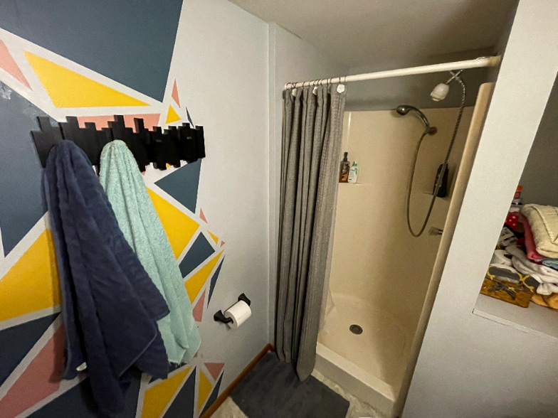 Building Photo - 873 Iowa Ave W