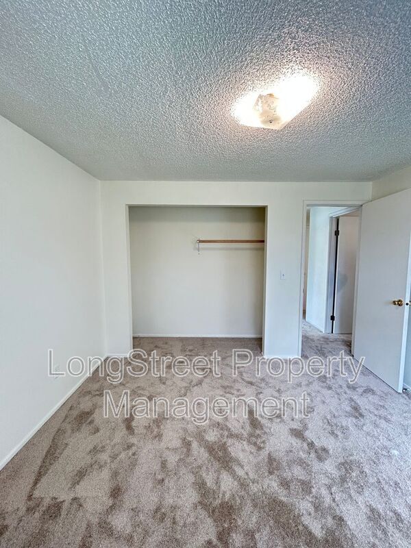 Building Photo - 324 NE Conifer Blvd