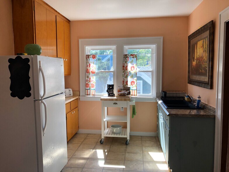 Sunny kitchen - 719 W 2nd St