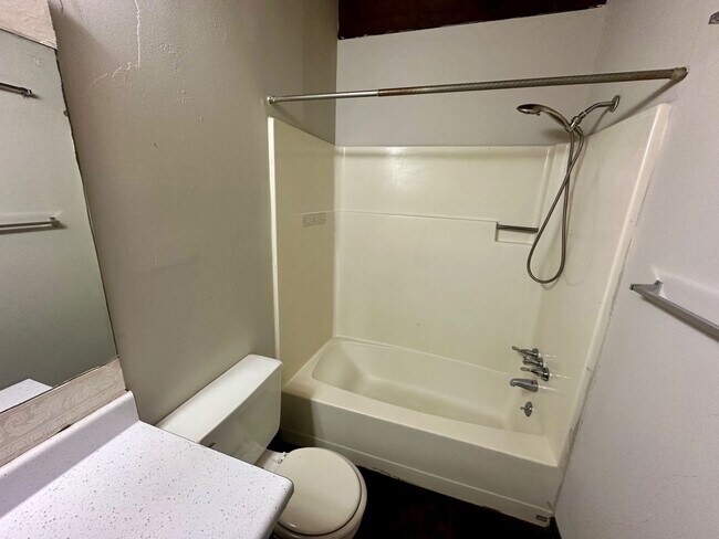 Building Photo - 400 Lindsay Rd