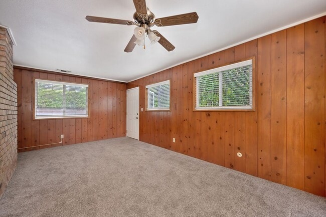 Building Photo - Charming 3 Bedroom, 2 Bath Home Close to Town