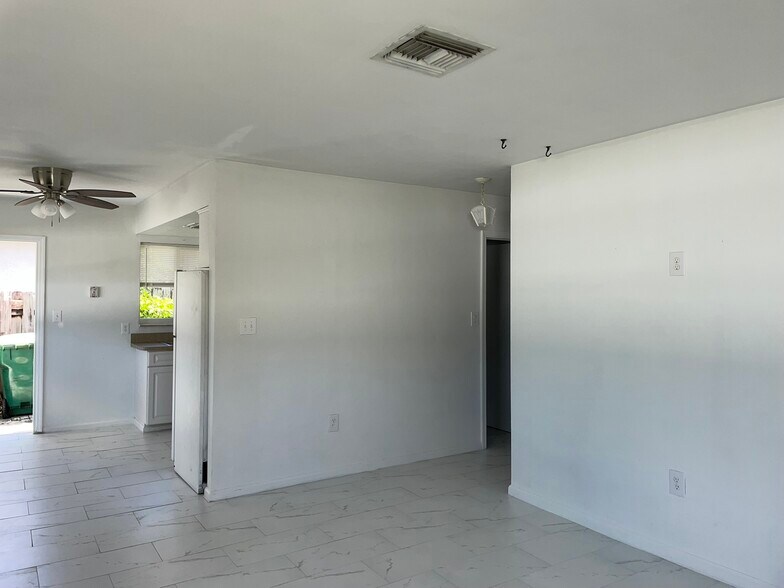 Building Photo - 627 92nd Ave N