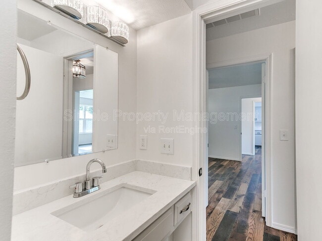 Building Photo - 2401 Fedderson Dr