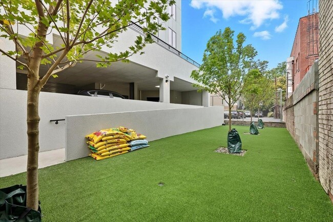 Building Photo - 303 Madison St