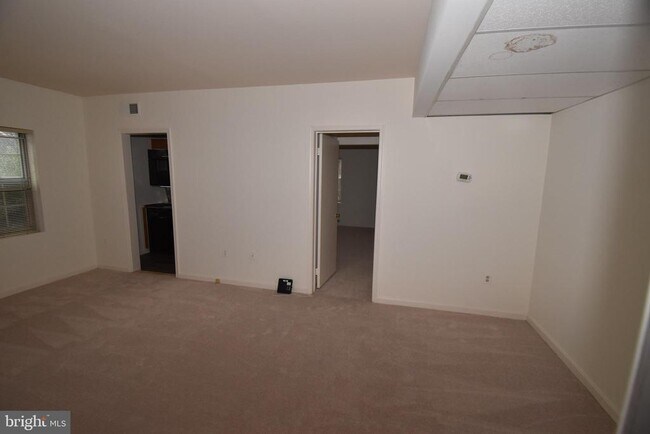 Building Photo - 1800 Queens Ln