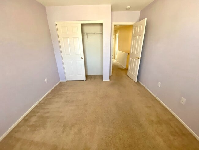 Building Photo - Nice 2-story home