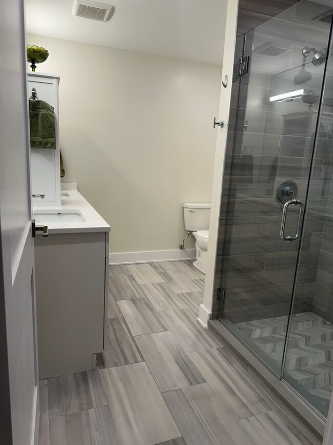 Building Photo - Beautiful 3 Bed 2 Bath Duplex unit in Heart of Lincoln Square