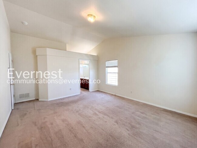 Building Photo - 3 Bed, 2.5 Bath Home with Fenced Yard & Garage / Available Soon!