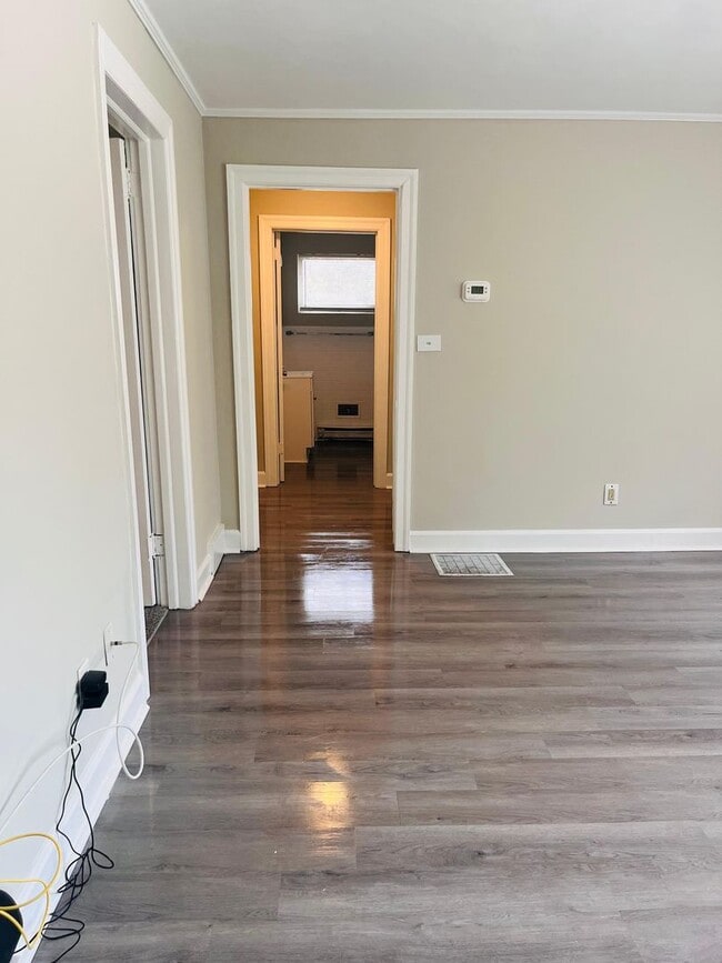 Building Photo - three bedroom duplex with ALL utilities included