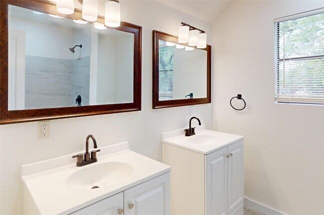 Building Photo - 2218 Poplar Park Dr