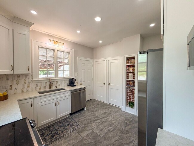 Building Photo - Luxury Historic Home Near UF | Fully Renovated 3BR/2BA with Private Yard & Premium Finishes