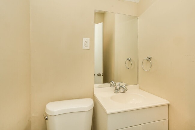 Building Photo - 2410 Ridgeway Dr