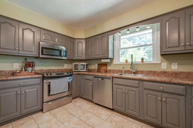 Building Photo - 2418 Heutte Dr