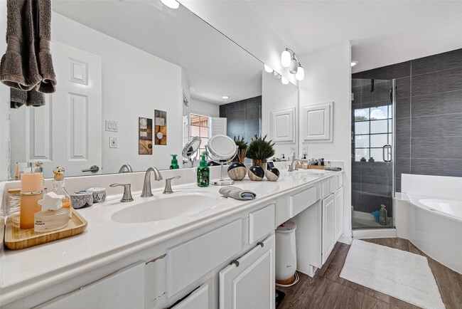 Building Photo - 1015 Enclave Square S