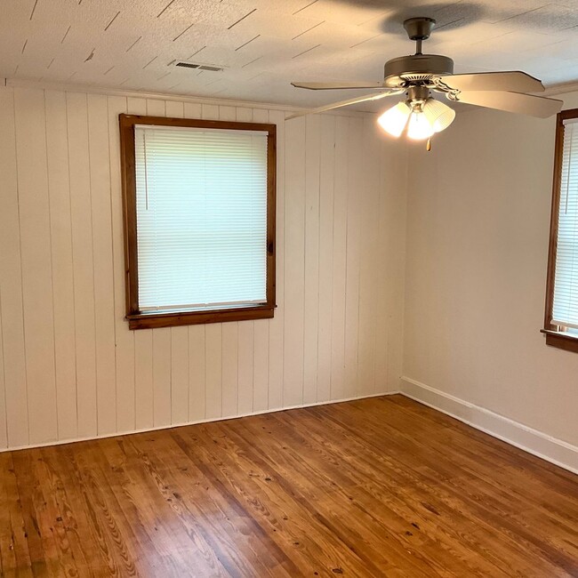 Building Photo - Farm house with 3 bedrooms, 1 1/2 baths