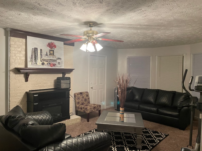 Building Photo - 7145 Dayspring Dr