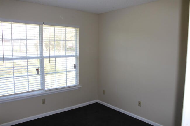 Building Photo - 2806 Stonewater Dr