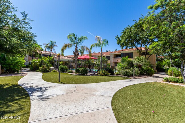 Building Photo - 9990 N Scottsdale Rd