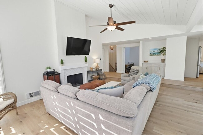 Building Photo - 521 S Sierra Ave