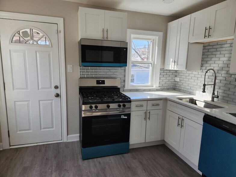 Building Photo - 14124 Manor Ave