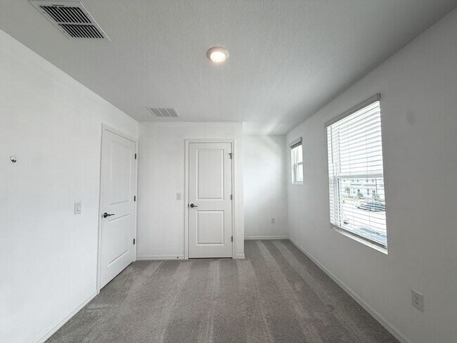 Building Photo - Westview End Unit Townhome
