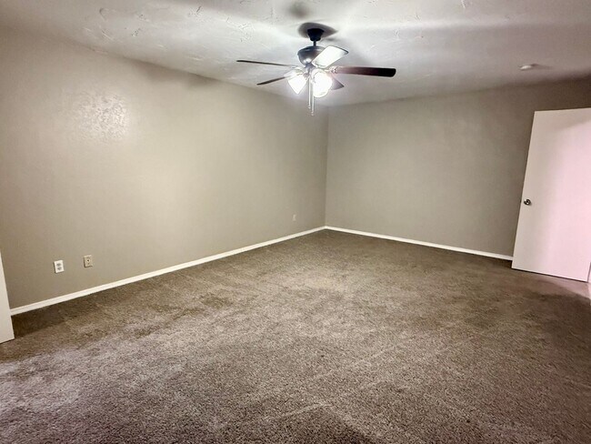 Building Photo - Updated 3 Bed 2 Bath Duplex in NW OKC
