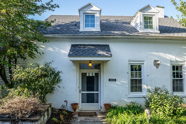 Building Photo - Carriage House