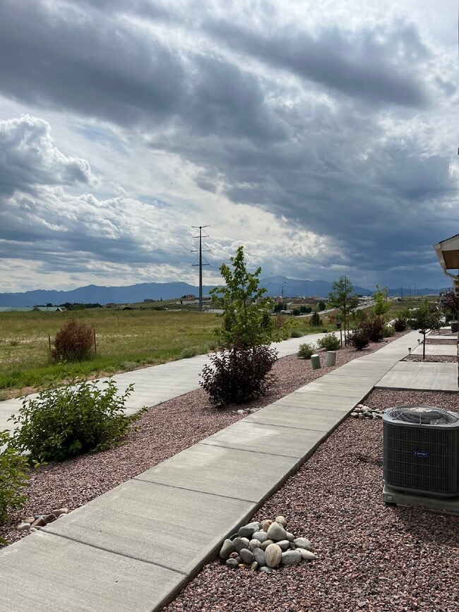 Building Photo - Contemporary, light-filled townhouse available for lease!