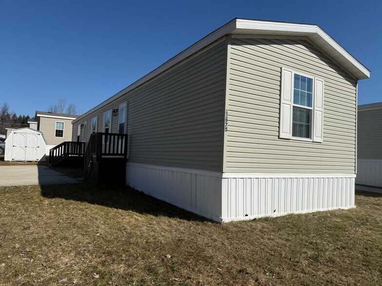 Building Photo - 11975 Creekview Ave