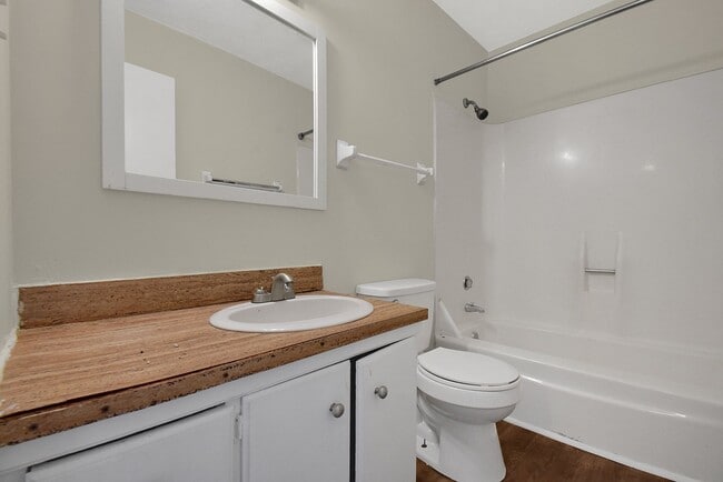 Building Photo - 2 Bedroom Townhouse With Basement