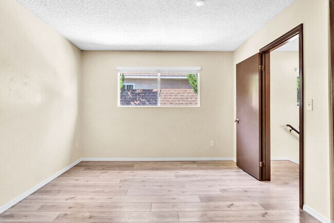 Building Photo - Great three bedroom townhome in UTC!  Avai...
