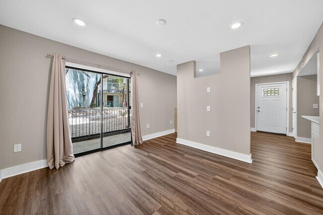 Building Photo - 935 La Posada Dr